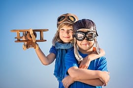 Деца със дървен самолет